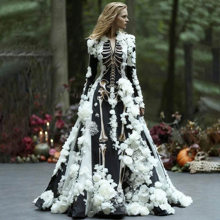 Das schwarze Skelettkleid mit weißen Rosenapplikationen an Ausschnitt, Ärmeln und weitem Saum, getragen von einer Frau im Wald. 2