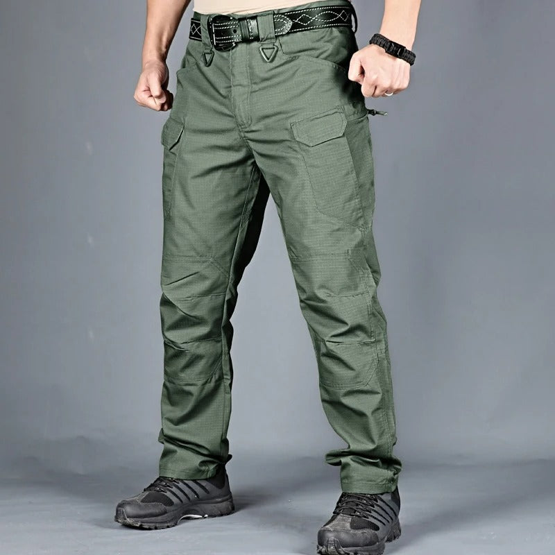Grüne taktische Hose für Herren, robustes Material, Outdoor-Aktivitäten, mit Seitentaschen.