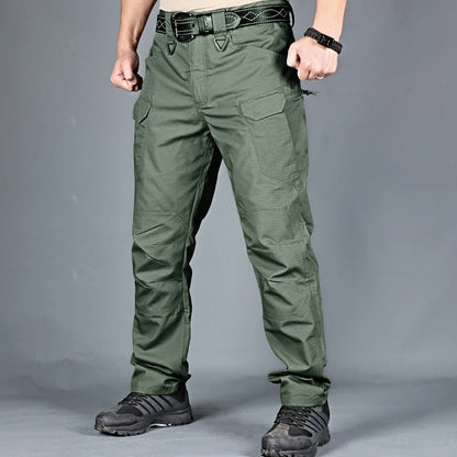 Grüne taktische Hose für Herren, robustes Material, Outdoor-Aktivitäten, mit Seitentaschen.