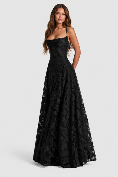 Schwarzes Blumenspitzen-Kleid, Frontansicht mit drapiertem Ausschnitt, schmalen Trägern und langem, weit schwingendem Rock. 10