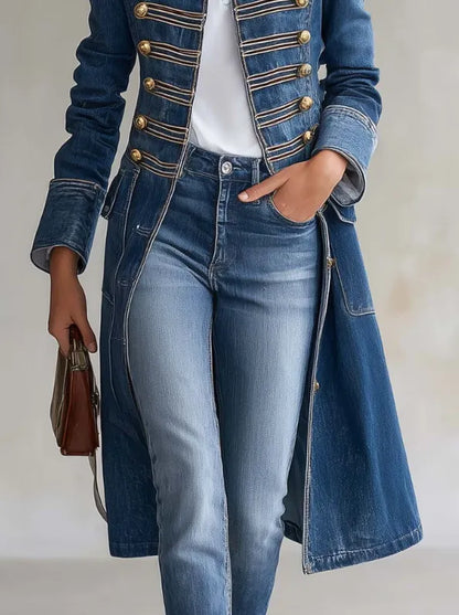 Detailansicht von Taille und Saum: blauer Mantel offen getragen mit aufgesetzten Taschen, Hand in der Jeanstasche, braune Tasche in der Hand. 6