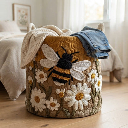 Wäschesack mit Strickdecke und Jeans am Rand, freistehend neben einem Bett im hellen Schlafzimmer. 6