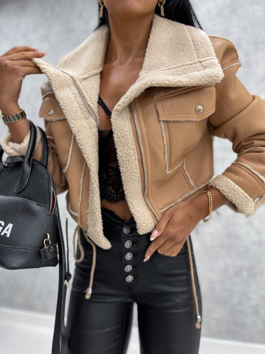 Damen-Lederjacke beige mit Sherpa-Futter, ideal für kühleres Wetter, modisch und warm.