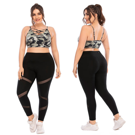 Frau in Camouflage-Sport-BH und schwarzen Leggings mit Mesh-Einsätzen, Fitnessmode.