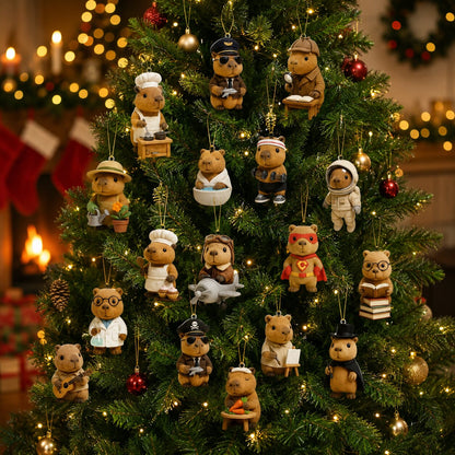 Die Wasserschweinfiguren als Kostüm-Anhänger, etwa als Koch, Pilot, Astronaut und Superheld, an einem beleuchteten Tannenbaum. 3