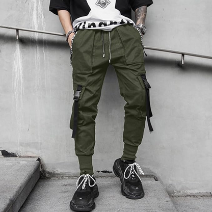 Grüne Cargo-Hose für Herren, lässig, mit Taschen, Streetwear, urbaner Stil.