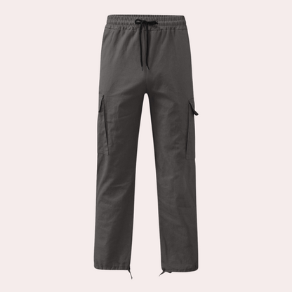 Graue Cargo-Hose aus Baumwolle mit elastischem Bund und Kordelzug, seitliche Taschen.