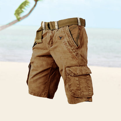 Braune Cargo-Shorts mit Gürtel, Baumwolle, Strandhintergrund, Herrenmode, Sommerkleidung.