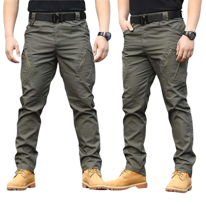 Zwei Männer in olivgrünen Cargo-Hosen mit Taschen, schwarzem Gürtel und braunen Stiefeln.