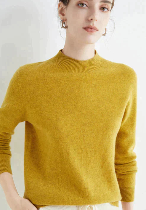 Frau trägt gelben Carmela Comfort Pullover, Freizeitmode, Damenmode, Luca Norelli.