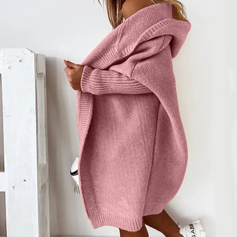 Frau trägt rosa Strick-Cardigan, gemütlich, modisch, Herbstmode, Damenbekleidung.