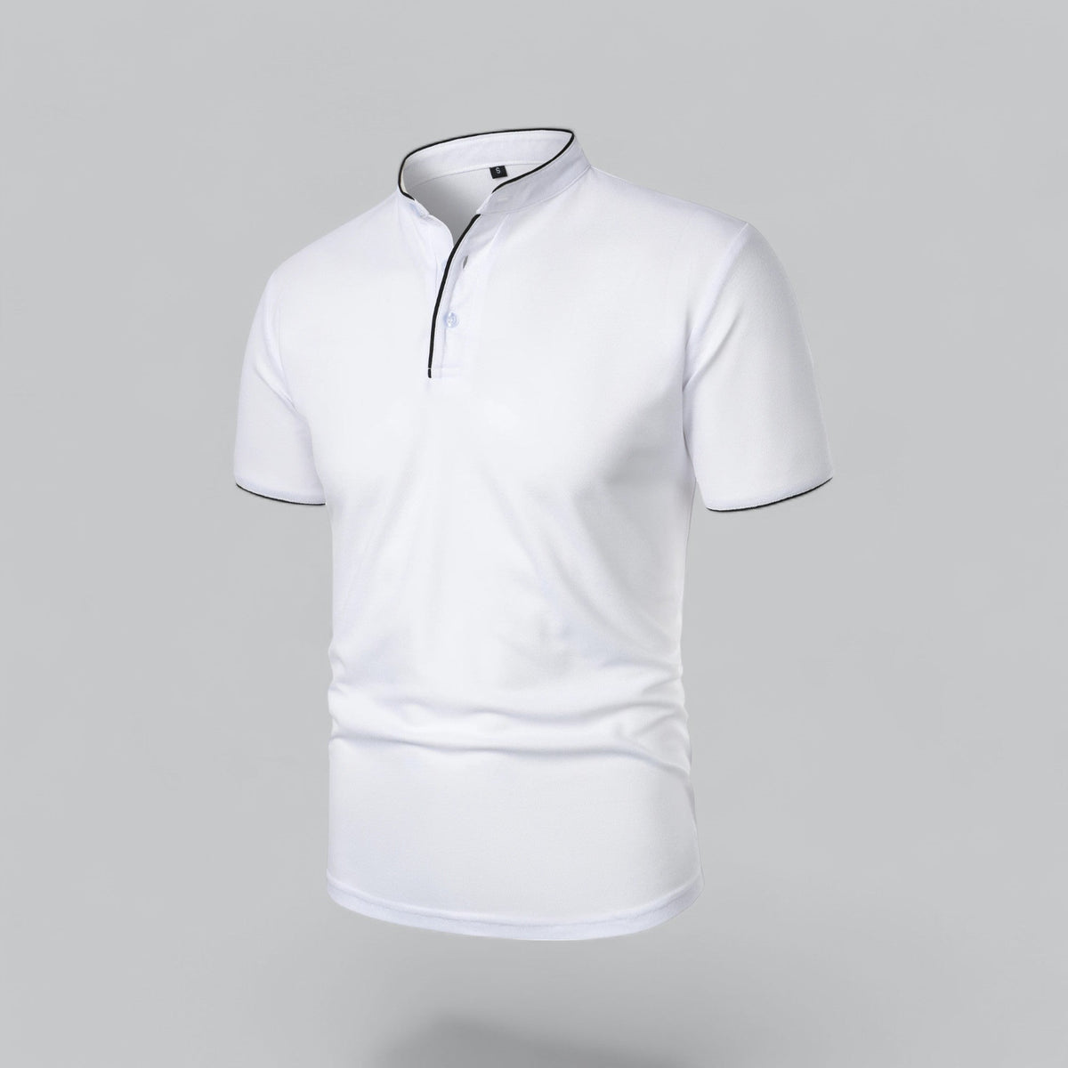 Weißes Poloshirt mit Stehkragen, schwarzer Paspel an Knopfleiste und Ärmelsaum, schräge Vorderansicht 21