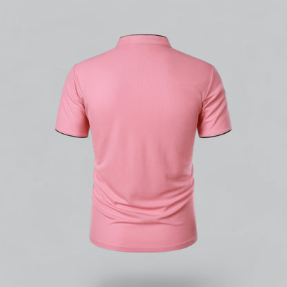 Rosa Poloshirt von hinten, glatte Rückseite mit Stehkragen und schwarz abgesetzten Ärmelsäumen 22