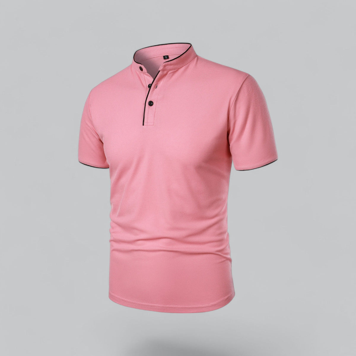 Rosa Poloshirt in schräger Vorderansicht mit schwarzer Paspel an Stehkragen, Knopfleiste und Ärmeln 23