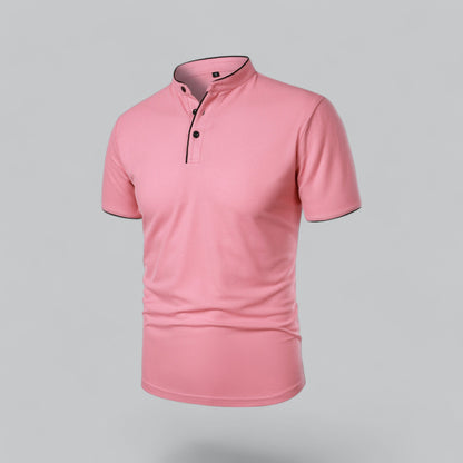 Rosa Poloshirt in schräger Vorderansicht mit schwarzer Paspel an Stehkragen, Knopfleiste und Ärmeln 23