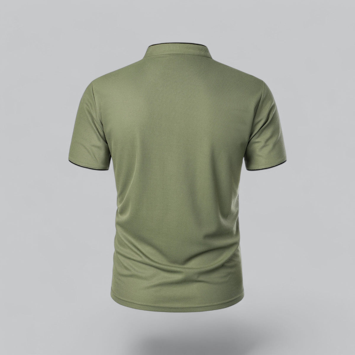 Olivgrünes Poloshirt von hinten, einfarbige Rückseite mit Stehkragen und dunklen Ärmelsäumen 24