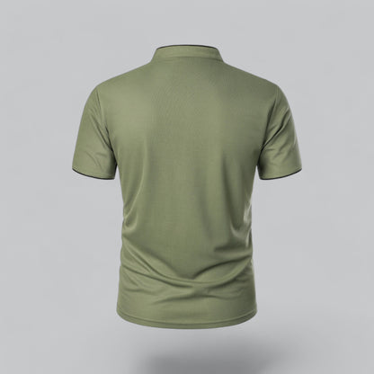 Olivgrünes Poloshirt von hinten, einfarbige Rückseite mit Stehkragen und dunklen Ärmelsäumen 24