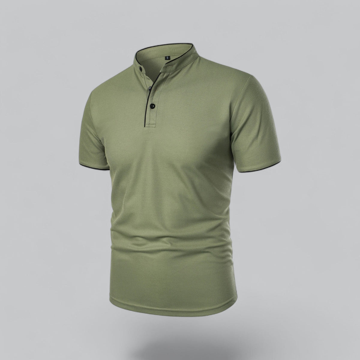 Olivgrünes Poloshirt in schräger Vorderansicht mit schwarzen Knöpfen und schwarz abgesetztem Stehkragen 25