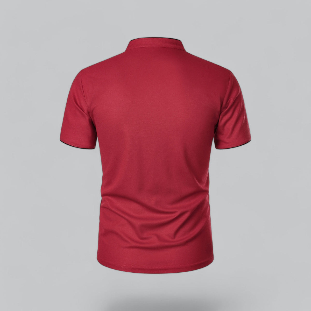 Rotes Poloshirt von hinten, einfarbige Rückseite mit Stehkragen und schwarz abgesetzten Ärmelsäumen 26