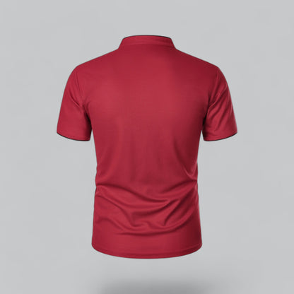 Rotes Poloshirt von hinten, einfarbige Rückseite mit Stehkragen und schwarz abgesetzten Ärmelsäumen 26