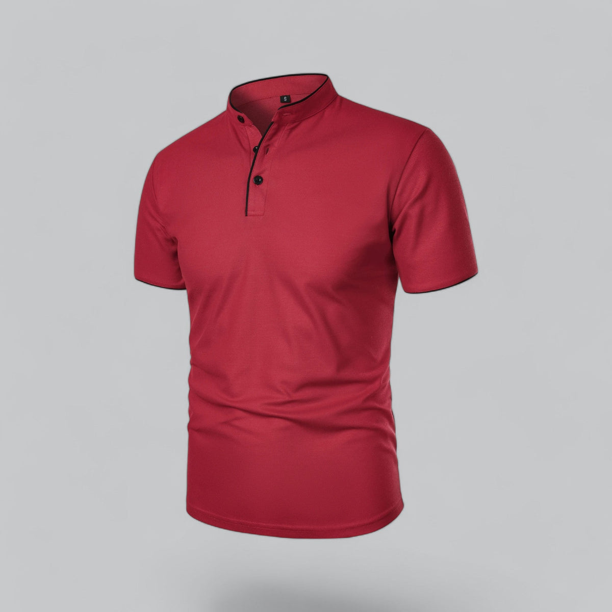Rotes Poloshirt in schräger Vorderansicht mit schwarzen Knöpfen, Paspel an Knopfleiste und Ärmelsaum 27