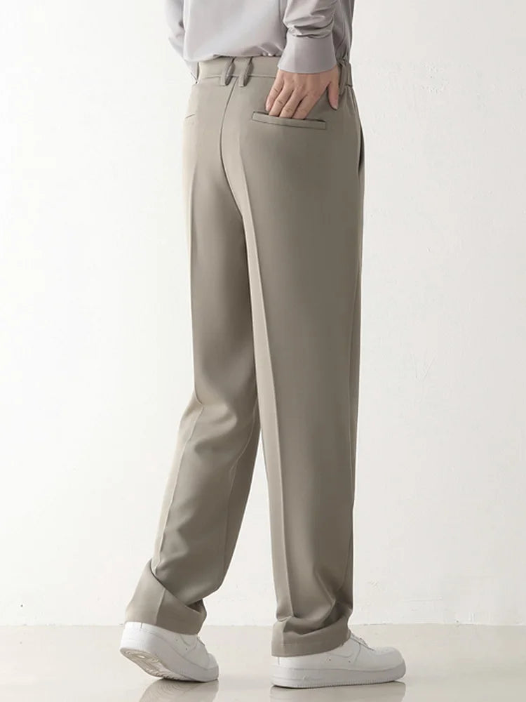 Beige Herrenhose, gerade geschnitten, Polyester, lässig, koreanische Mode, Rückansicht.