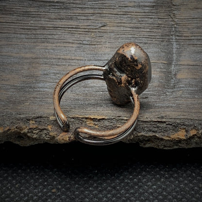 Silberring mit rustikalem, oxidiertem Design auf Holzoberfläche, handgefertigter Schmuck.