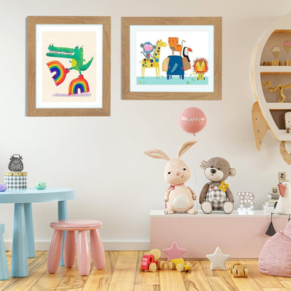 Zwei Rahmen in Holzoptik an der Wand eines Kinderzimmers mit Krokodil- und Tierzeichnung, darunter Kuscheltiere und Spielzeug 13