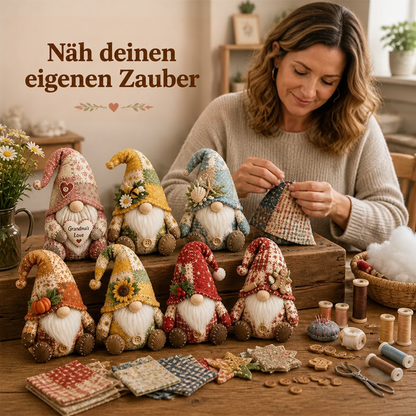 Lächelnde Frau näht an einem Patchwork-Wichtel, davor acht fertige Wichtel, Stoffreste, Garnrollen, Knöpfe und Schere 1