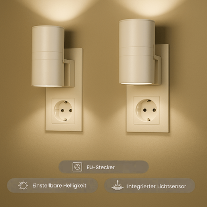 Zwei helle, cremeweiße Steckdosenleuchten in zylindrischer Form strahlen warmes Licht an eine beige Wand 2