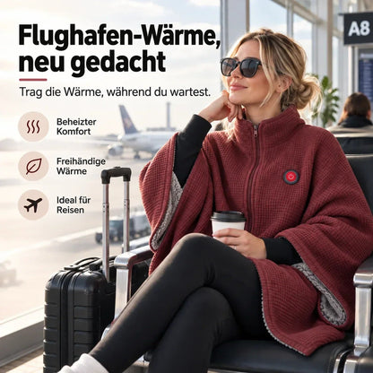 Frau mit Sonnenbrille trägt die rote Waffelstrick-Heizdecke am Flughafen, daneben ein schwarzer Trolley und ein Kaffeebecher 1