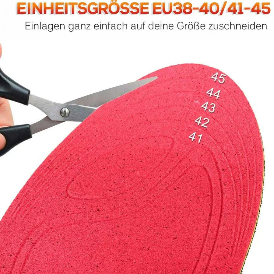 Rote Unterseite der Sohle wird mit einer Schere nach den aufgedruckten Größenlinien zugeschnitten 5