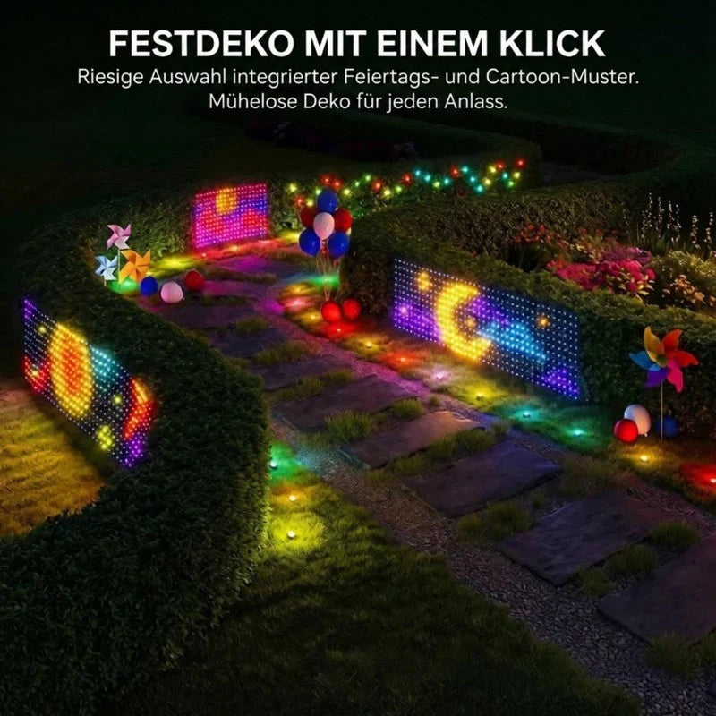 Mehrere kleine Lichtvorhänge mit Mond- und Farbmotiven an Hecken eines nächtlichen Gartens, dazu Luftballons und Windräder 7
