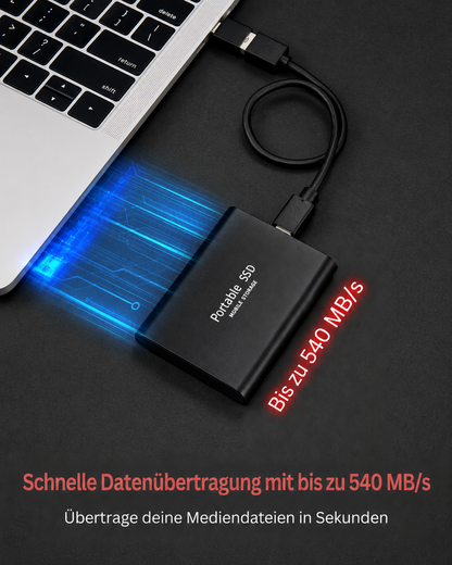 Schwarze SSD per Kabel an einen Laptop angeschlossen, mit leuchtenden blauen Datenlinien als Darstellung der schnellen Übertragung auf dunklem Untergrund. 5