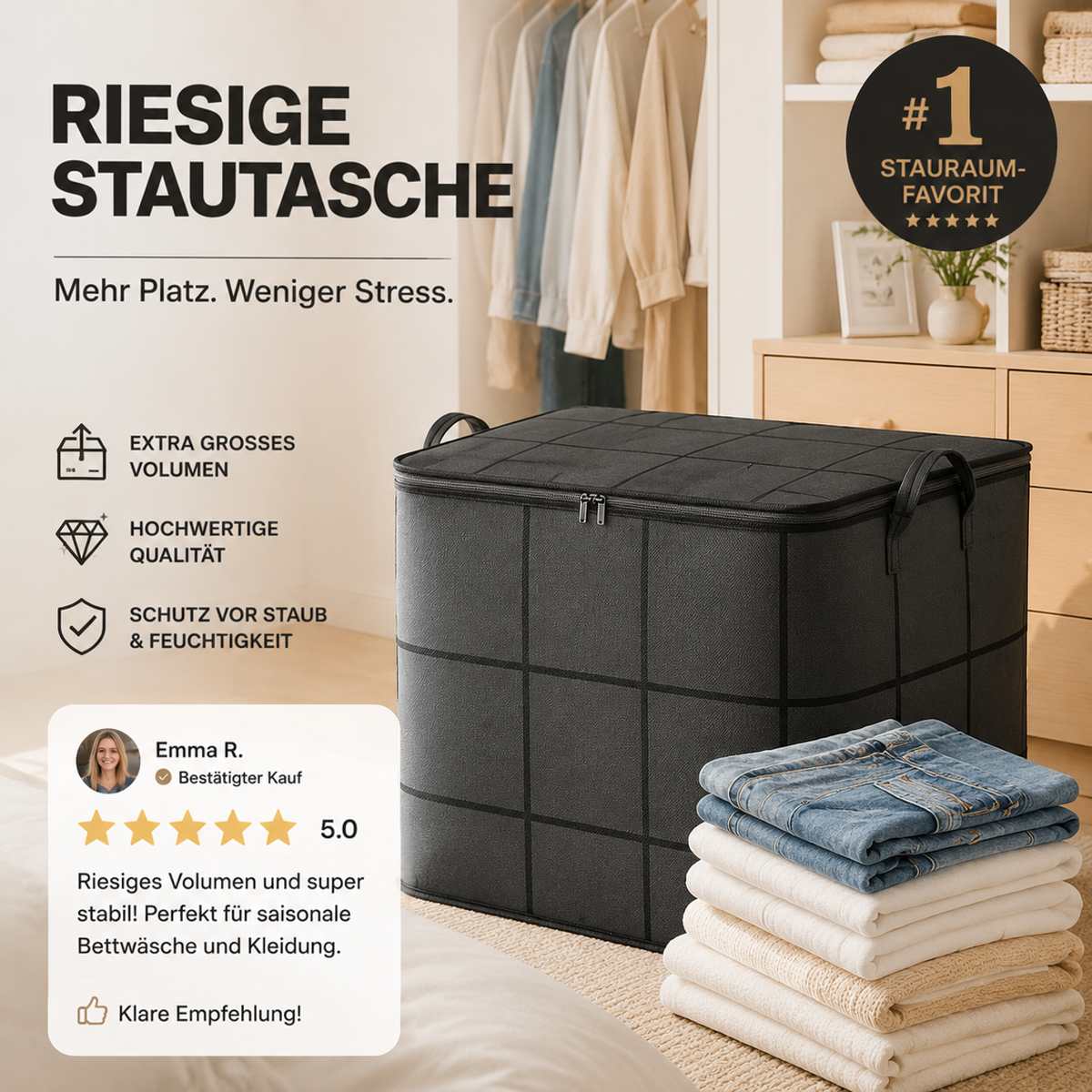 Große dunkle Tasche mit Tragegriffen in einem Ankleidezimmer, davor ein Stapel gefalteter Jeans und heller Decken. 5