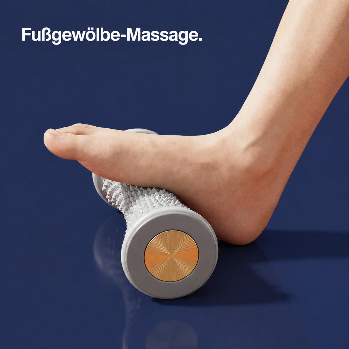 Ein Fuß rollt mit dem Fußgewölbe über den noppenbesetzten grauen Massageroller 2
