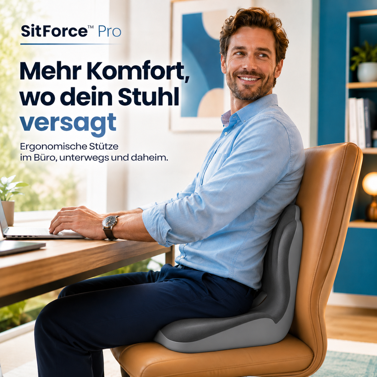 Mann im hellblauen Hemd arbeitet am Laptop, das Kissen liegt auf seinem braunen Bürostuhl 6