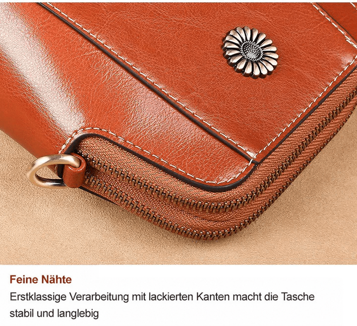Nahaufnahme der Tascheneckе mit feiner Naht, lackierter Kante, Reißverschluss und Blumen-Zierniete 16