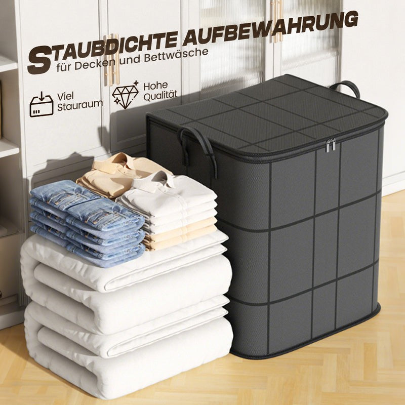 Die dunkle Tasche steht neben gestapelten Decken, Jeans und Hemden auf Holzboden vor einem weißen Schrank. 6