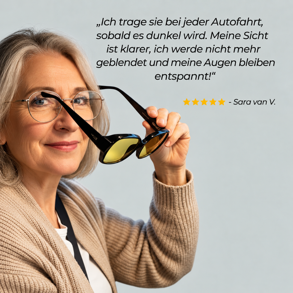 Frau mit grauem Haar und runder Brille hält die schwarze Überzieh-Brille mit gelben Gläsern hoch, daneben eine Kundenbewertung mit fünf Sternen. 8