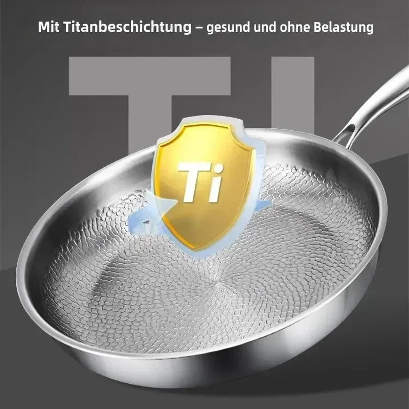 Pfanne mit gehämmerter Innenfläche, darüber eingeblendet ein goldenes Schildsymbol, das auf die Titanschicht hinweisen soll. 6