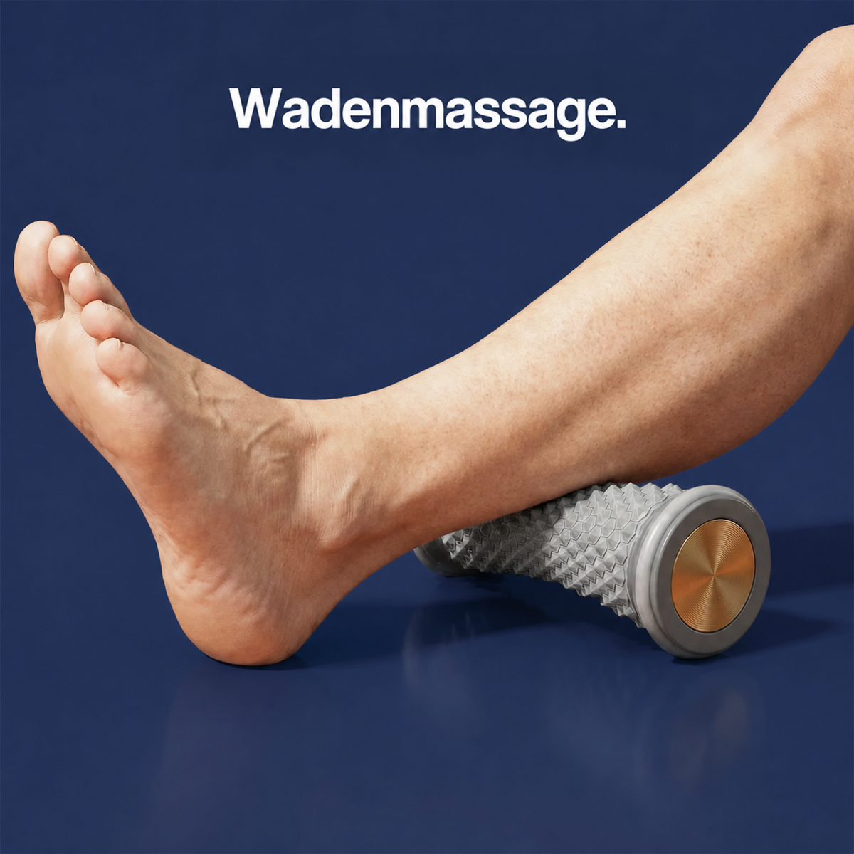 Die Wade eines ausgestreckten Beins liegt auf dem grauen Noppenroller zur Wadenmassage 3