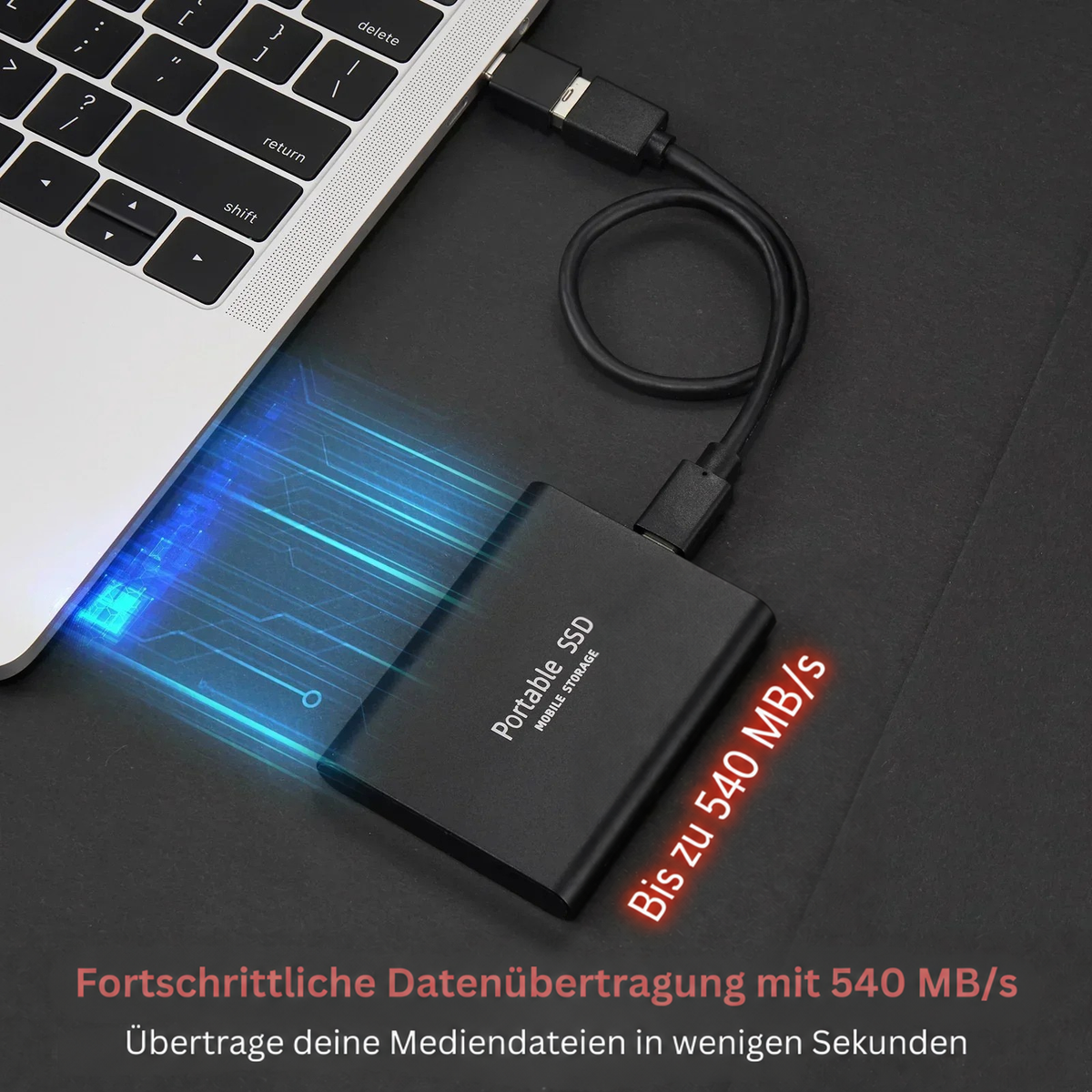 Schwarze SSD per Kabel an einem Laptop angeschlossen, mit blauen Datenstrom-Effekten für schnelle Übertragung 2