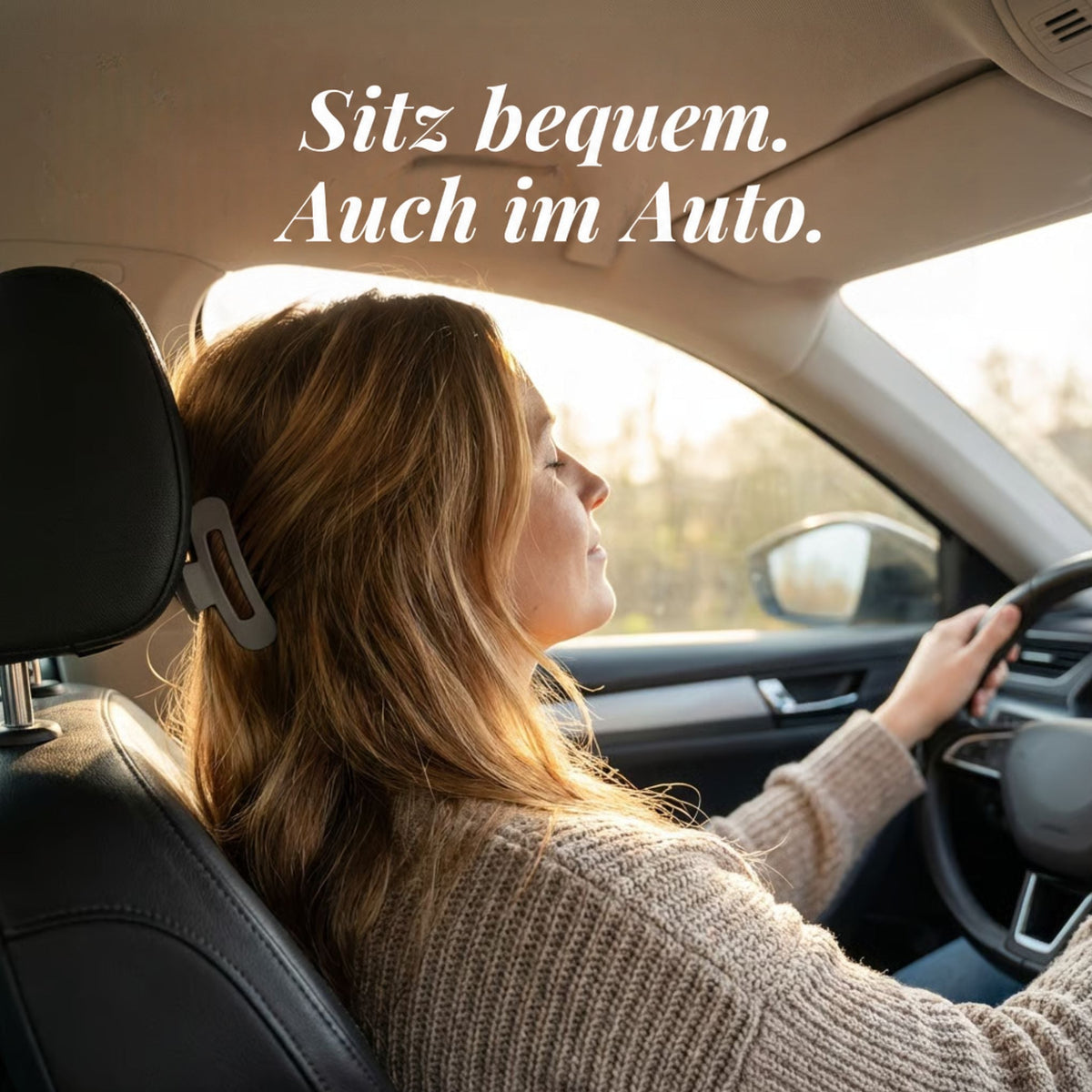Frau am Steuer lehnt entspannt am Autositz, die Haarspange sitzt bequem zwischen Haar und Kopfstütze 2