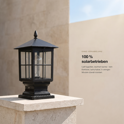 Pfostenleuchte mit ausgeschalteter Glühlampe auf einem hellen Steinsockel vor beigen Mauern, im Tageslicht aufgenommen, mit Textfeld rechts daneben. 4