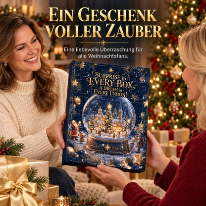 Zwei Frauen reichen sich den Adventskalender als Geschenk vor einem geschmückten Weihnachtsbaum zu 7