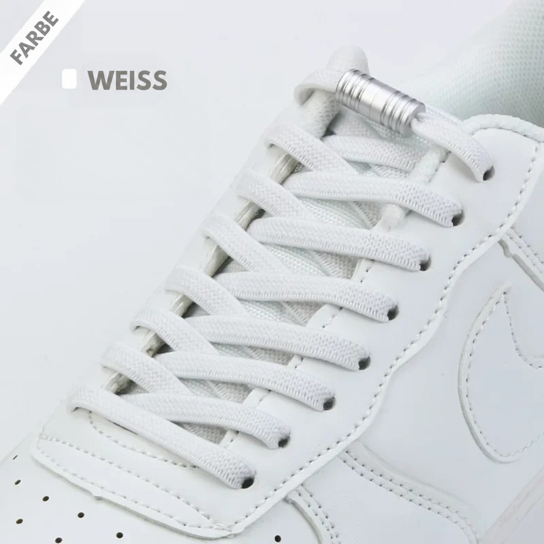 Weiße elastische Schnürsenkel mit silberner Metallkapsel am weißen Sneaker, Farbvariante Weiß 5