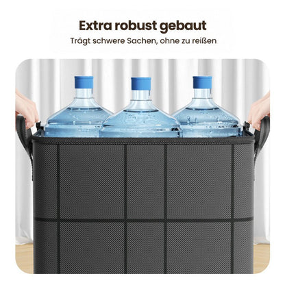 Die Tasche trägt drei große Wasserflaschen mit blauen Deckeln, zwei Hände halten die seitlichen Griffe. 9