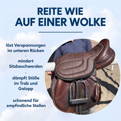 Braunes Sitzkissen auf einem Springsattel, das eine Person vor dem Körper hält, mit Steigbügel 4
