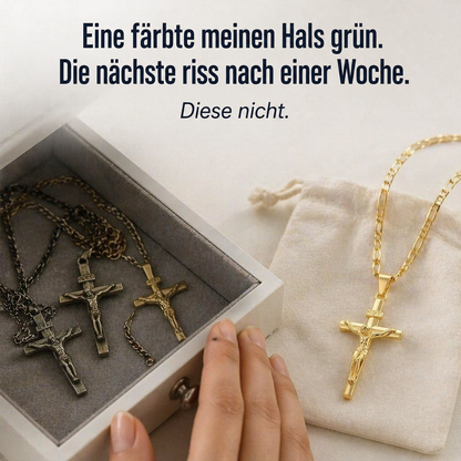 Goldene Kreuzkette auf Stoffbeutel neben einer Schmuckschatulle mit drei angelaufenen dunklen Kruzifix-Ketten 3